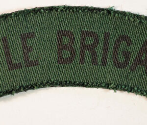 RIFLE BRIGADE WW2 Printed Shoulder Title Badge – CALICO PRINTERS — Lot No. 4855 - Image 2