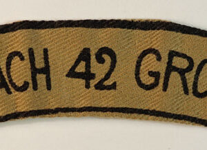 42 INDIAN BEACH GROUP WW2 Printed Shoulder Title Badge – SCARCE —  Lot No. 5084B - Image 2