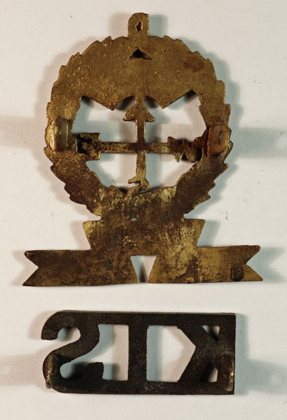 KENYA INDEPENDENT SQUADRON WW2 Cap & Shoulder Title Badges – SCARCE — Lot No. 5165/sf125 - Image 3