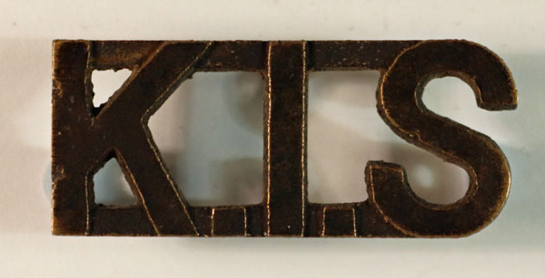KENYA INDEPENDENT SQUADRON WW2 Cap & Shoulder Title Badges – SCARCE — Lot No. 5165/sf125 - Image 6