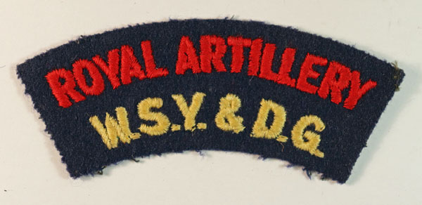 255th (WEST SOMERSET YEOMANRY & DORSET GARRISON) MEDIUM REGIMENT R.A. Embroidered Shoulder Title Badge — Lot No. 5393