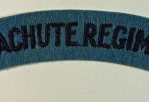 PARACHUTE REGIMENT WW2 Embroidered Shoulder Title Badge  —  Lot No. 5443 - Image 2