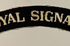 ROYAL SIGNALS – 1st AIRBORNE DIVISION WW2 Embroidered Shoulder Title Badge (Serifs) – SCARCE  —  Lot No. 5470/SF35A - Image 2