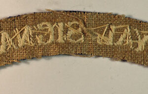 ROYAL SIGNALS – 1st AIRBORNE DIVISION WW2 Embroidered Shoulder Title Badge (Serifs) – SCARCE  —  Lot No. 5470/SF35A - Image 3