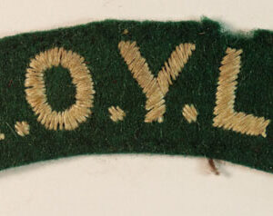 K.O.Y.L.I. – KING’S OWN YORKSHIRE LIGHT INFANTRY WW2 Italian Campaign Embroidered Shoulder Title Badge —  Lot No. 5841 - Image 2