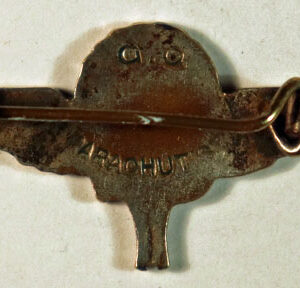 G.Q. PARACHUTE WW2 Enamel Metal Pocket Badge —  Lot No. 6069A/SF14A - Image 3