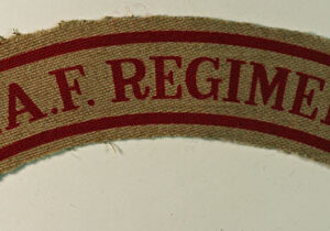 R.A.F. REGIMENT WW2 Tropical Dress Printed Shoulder Title Badge - CALICO PRINTERS  ---  Lot No. 6146