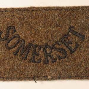 SOMERSET - Somerset Light Infantry WW2 Slip-on Shoulder Title Badge --- Lot No. 6208