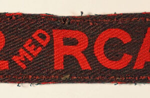 2nd MEDIUM REGIMENT R.C.A. WW2 British Made Printed Shoulder Title Badge - CALICO PRINTERS ---  Lot No. 6262