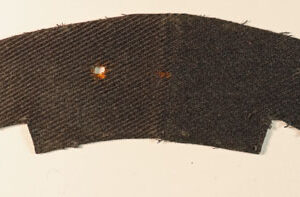 HASTINGS & PRINCE EDWARD REGT. / CANADA WW2 British Made Printed Shoulder Title Badge – CALICO PRINTERS —  Lot No. 6246 - Image 3