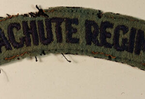 PARACHUTE REGIMENT WW2 Embroidered Shoulder Title Badge  ---  Lot No. 6252