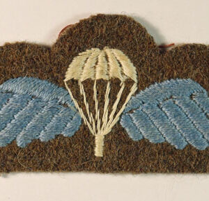 PARACHUTE & WINGS WW2 Arm Badge - EARLY 1945 ISSUE --- Lot No. 6300