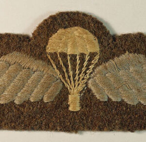 PARACHUTE & WINGS WW2 Embroidered Cloth Arm Badge ---  Lot No. 6348