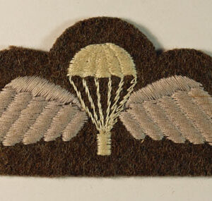 PARACHUTE & WINGS WW2 Arm Badge - EARLY 1945 ISSUE --- Lot No. 6251