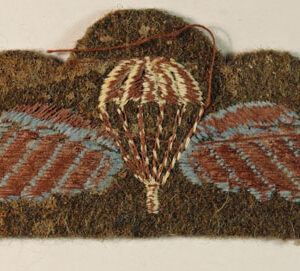 PARACHUTE & WINGS WW2 Arm Badge – EARLY 1945 ISSUE — Lot No. 6300 - Image 3