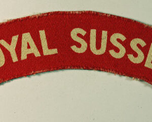 ROYAL SUSSEX WW2 Printed Cloth Shoulder Title Badge - CALICO PRINTERS ---  Lot No. 6304