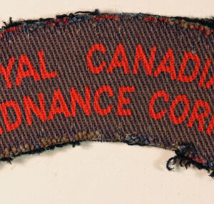 ROYAL CANADIAN/ORDNANCE CORPS WW2 Printed Shoulder Title Badge - CALICO PRINTERS --- Lot No. 6456
