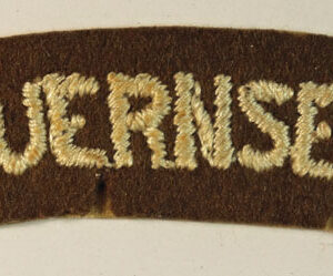 GUERNSEY WW2 Unofficial Shoulder Title Badge Volunteer Serving with the British Army ---  Lot No. 6445