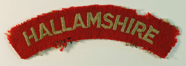 HALLAMSHIRE BTTN., YORK & LANCASTER REGIMENT WW2 Shoulder Title Badge — Lot No. 6446