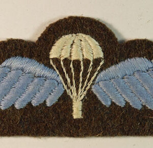 PARACHUTE & WINGS WW2 Arm Badge - EARLY 1945 ISSUE --- Lot No. 6451