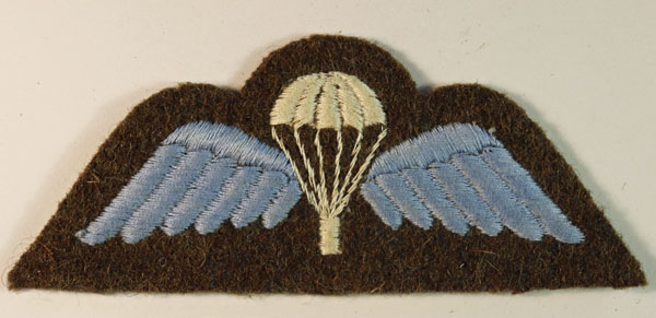 PARACHUTE & WINGS WW2 Arm Badge – EARLY 1945 ISSUE — Lot No. 6451