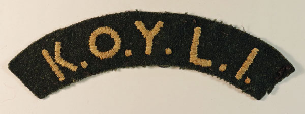 K.O.Y.L.I. – KING’S OWN YORKSHIRE LIGHT INFANTRY WW2 Italian Campaign Embroidered Shoulder Title Badge — Lot No. 6501