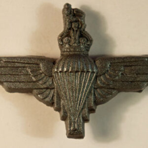 PARACHUTE REGIMENT WW2 Plastic Cap Badge - SCARCE ---  Lot No. 6505