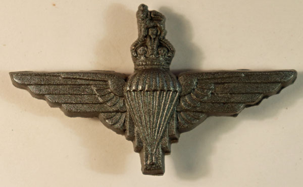 PARACHUTE REGIMENT WW2 Plastic Cap Badge – SCARCE — Lot No. 6505