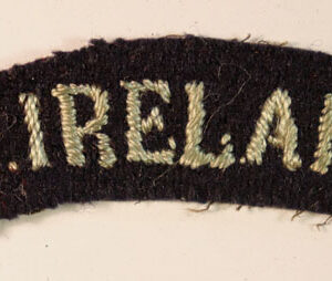 N.IRELAND (Serifs) - R.A.F. WW2 Embroidered Nationality Shoulder Title Badge  ---  Lot No. 6397