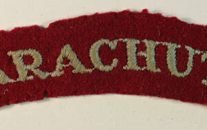 PARACHUTE WW2 Serifs Shoulder Title Badge - SCARCE ---  Lot No. 6592
