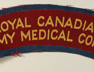 ROYAL CANADIAN/ARMY MEDICAL CORPS WW2 Printed Shoulder Title Badge - CALICO PRINTERS ---  Lot No. 6599