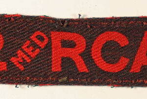 2nd MEDIUM REGIMENT R.C.A. WW2 British Made Printed Shoulder Title Badge - CALICO PRINTERS ---  Lot No. 6613