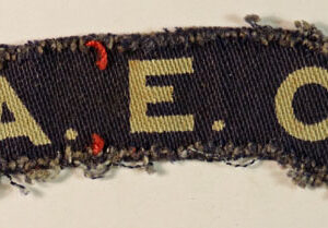 A.E.C. - ARMY EDUCATION CORPS WW2 Printed Shoulder Title Badge - CALICO PRINTERS -  SCARCE ---  Lot No. 6638