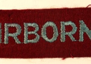 AIRBORNE WW2 Paste Back Shoulder Title Badge  ---  Lot No. 6780
