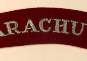 PARACHUTE WW2 Serifs Paste Back Shoulder Title Badge - SCARCE ---  Lot No. 6801