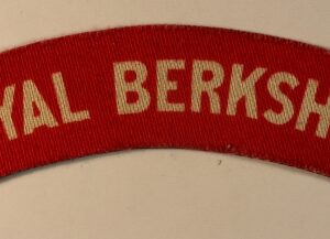 ROYAL BERKSHIRE WW2 Printed Shoulder Title Badge - CALICO PRINTERS ---  Lot No. 6803