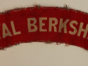 ROYAL BERKSHIRE WW2 Printed Shoulder Title Badge - CALICO PRINTERS ---  Lot No. 6758