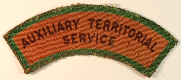 AUXILIARY TERRITORIAL / SERVICE WW2 Printed Shoulder Title Badge – CALICO PRINTERS — Lot No. 6828