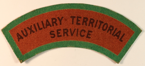 AUXILIARY TERRITORIAL / SERVICE WW2 Printed Shoulder Title Badge – CALICO PRINTERS — Lot No. 6884