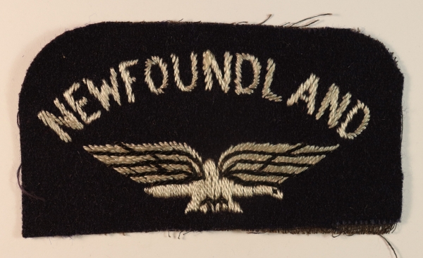 NEWFOUNDLAND/Eagle WW2 R.A.F. Embroidered Nationality Shoulder Title Badge — Lot No. 6894