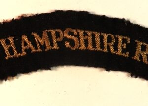 THE HAMPSHIRE REGT. 5th Battalion WW2 Embroidered Shoulder Title Badge ---  Lot No. 6906