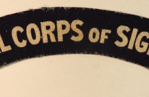 ROYAL CORPS OF SIGNALS WW2 Printed Shoulder Title Badge - CALICO PRINTERS --- Lot No. 7002