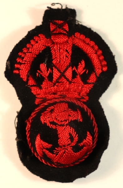 ROYAL NAVY Petty Officer’s WW2 Padded Class 3 Uniform Cap Badge — Lot No. 7004