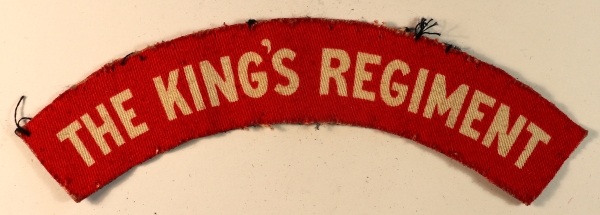 THE KING’S REGIMENT WW2 Printed Shoulder Title Badge – CALICO PRINTERS — Lot No. 6956